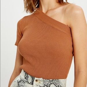 ONE SHOULDER RIBBED KNIT TOP - SHORT SLEEVE